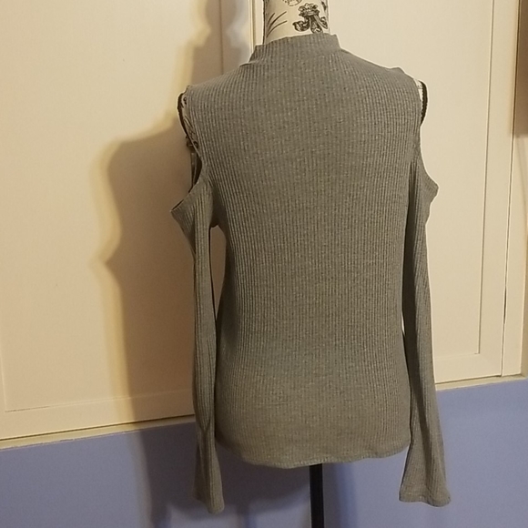 Peekaboo long sleeve top - Picture 3 of 3